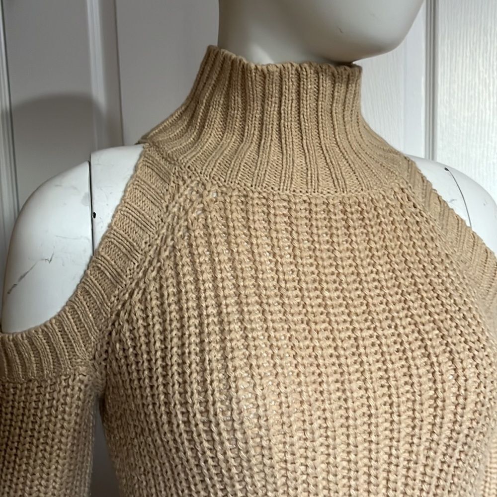 Cold shoulder Sweater/Size L - Picture 5 of 6
